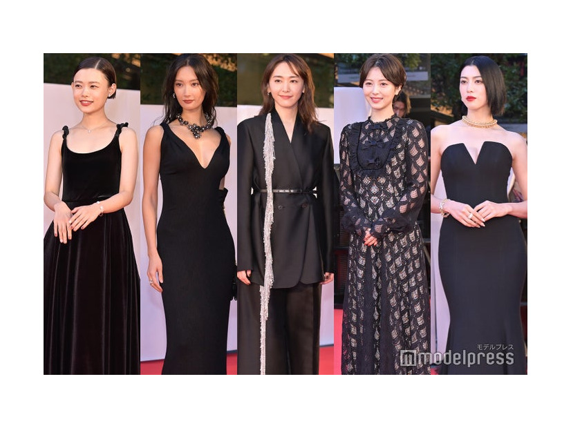 （左から）杉咲花、菜々緒、新垣結衣、浜辺美波、三吉彩花（C）モデルプレス