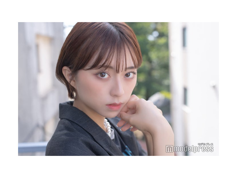 モデルプレスのインタビューに応じた小西莉々栞さん（C）モデルプレス