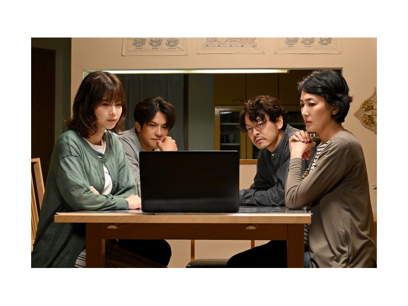 渡邉理佐、森崎ウィン、山中崇、板谷由夏「ブラックファミリア～新堂家の復讐～」第4話より（C）読売テレビ