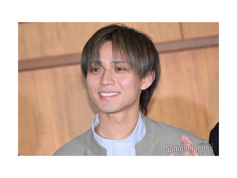 学生にツッコんだ永瀬廉（C）モデルプレス