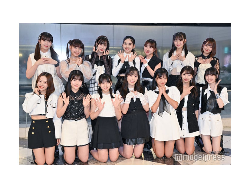 モーニング娘。'23（前列左より）：小田さくら、北川莉央、井上春華、譜久村聖、弓桁朱琴、牧野真莉愛、山崎愛生／（後列左より）：羽賀朱音、横山玲奈、生田衣梨奈、櫻井梨央、石田亜佑美、岡村ほまれ、野中美希（C）モデルプレス