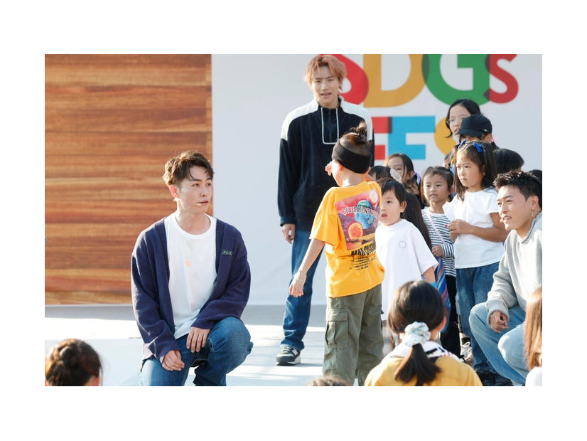 涙を流す子供に声をかけるTETSUYA「EXILE TETSUYA with EXPG」の様子（C）SDGs FES in EDOGAWA 2023