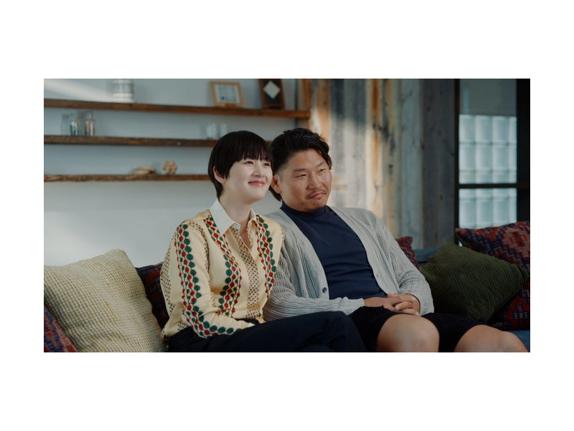 稲垣貴子、稲垣啓太／WEBムービー「ウォールフィットテレビのあるくらし」篇より（提供写真）