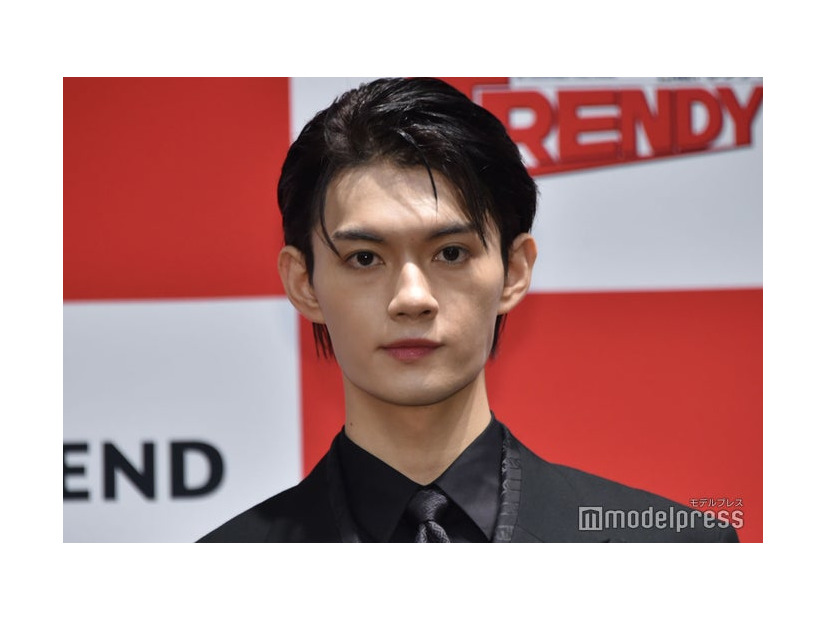 黒髪姿をお披露目した佐野勇斗（C）モデルプレス