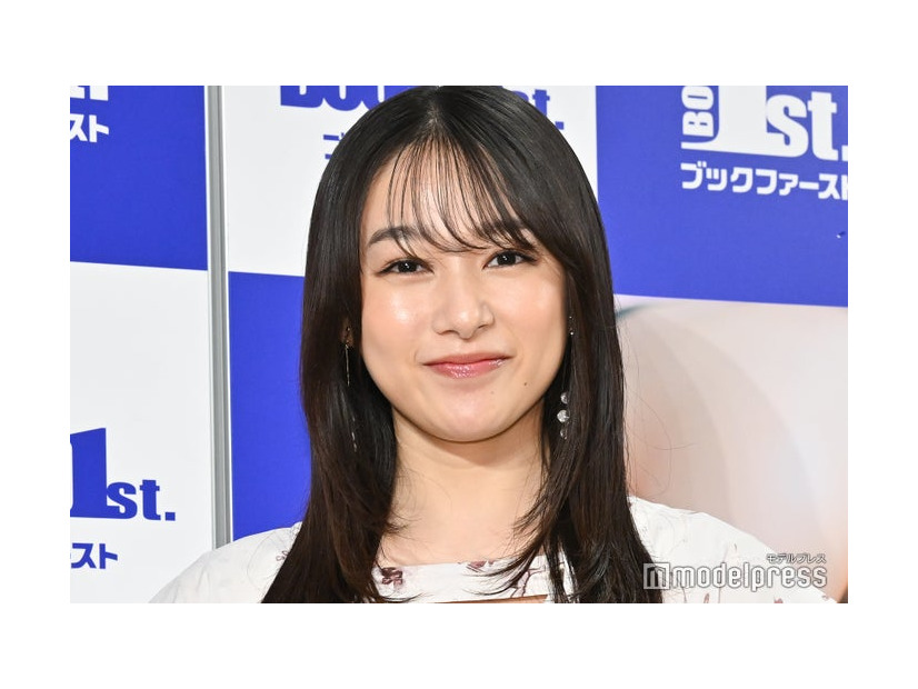 「桜井日奈子2024カレンダーブック」発売記念イベント前の囲み取材に応じた桜井日奈子（C）モデルプレス