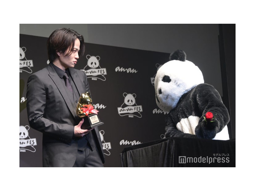 「anan AWARD」受賞者初？パンダにバラを差し出す菊池風磨、照れるパンダ（C）モデルプレス
