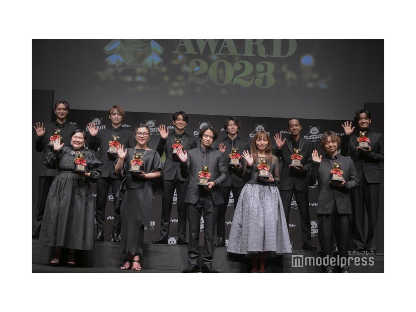 （後列）Aぇ! group／（前列左から）やす子、ジェーン・スー、菊池風磨、川口春奈、三浦大知／「anan AWARD 2023」受賞者（C）モデルプレス