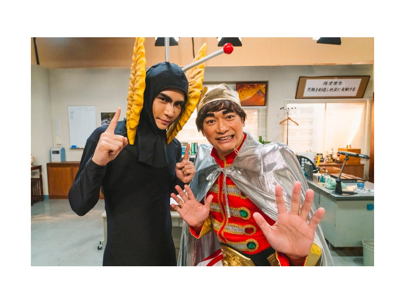 岩田剛典、香取慎吾「笑いに魂を売った男たち」 より（C）日本テレビ