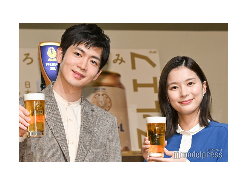ビールのイベントに出席した松下洸平、芳根京子（C）モデルプレス