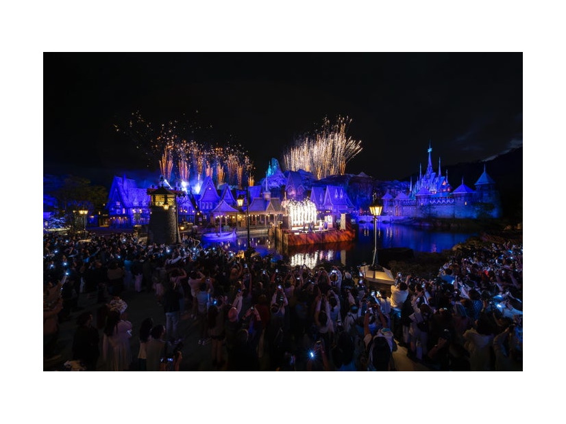 ワールド・オブ・フローズンで行われた祭典の様子（C）Disney