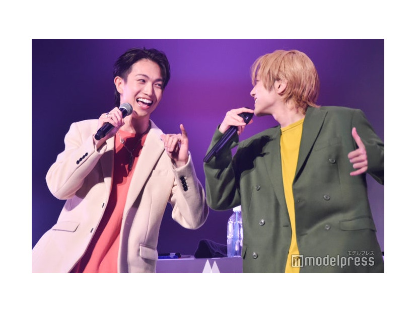 8LOOM楽曲をパフォーマンスする綱啓永、山下幸輝「ホミパリ Twenty-2 Birthday Zepp Tour」（C）モデルプレス