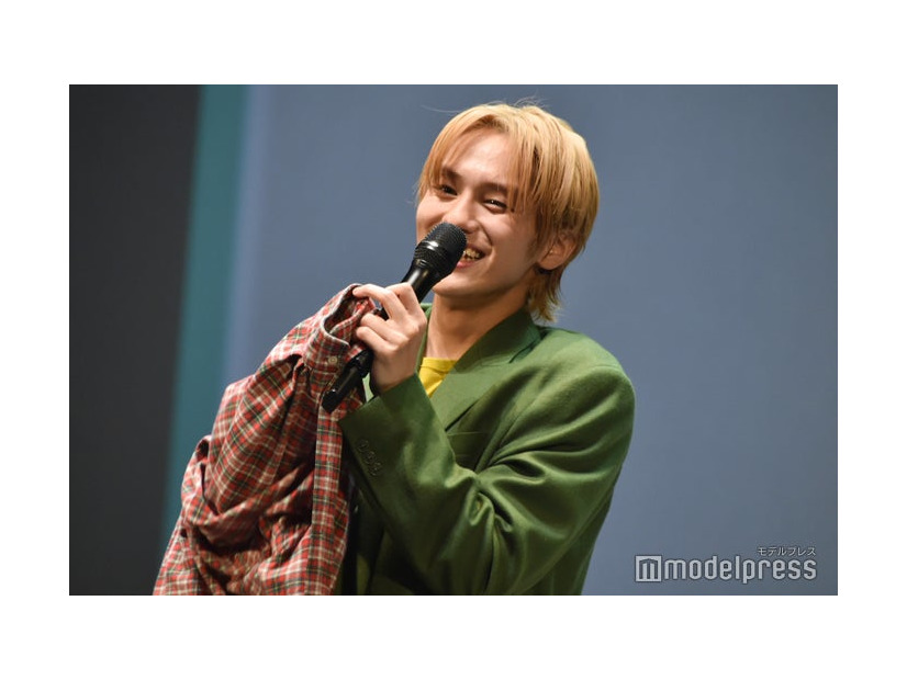 プレゼントすることになった私服のシャツに腕を通す山下幸輝「ホミパリ Twenty-2 Birthday Zepp Tour」（C）モデルプレス