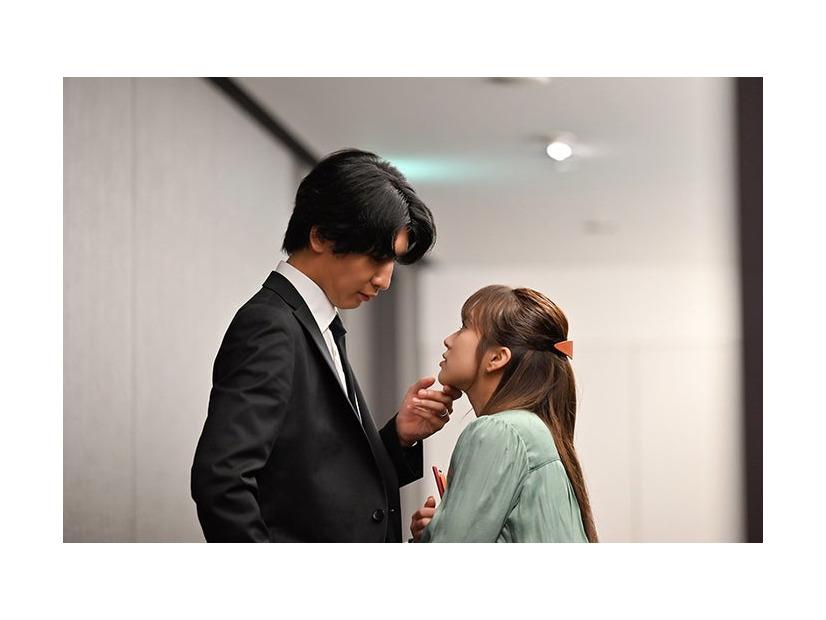 藤井流星、矢吹奈子「18歳、新妻、不倫します。」第6話より（C）わたなべ志穂／小学館／ABC