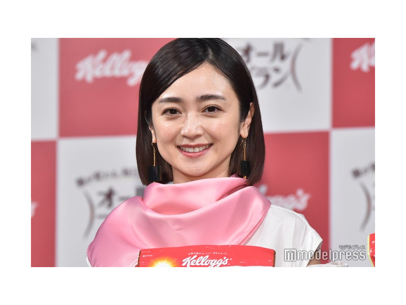 黒髪の安達祐実（C）モデルプレス