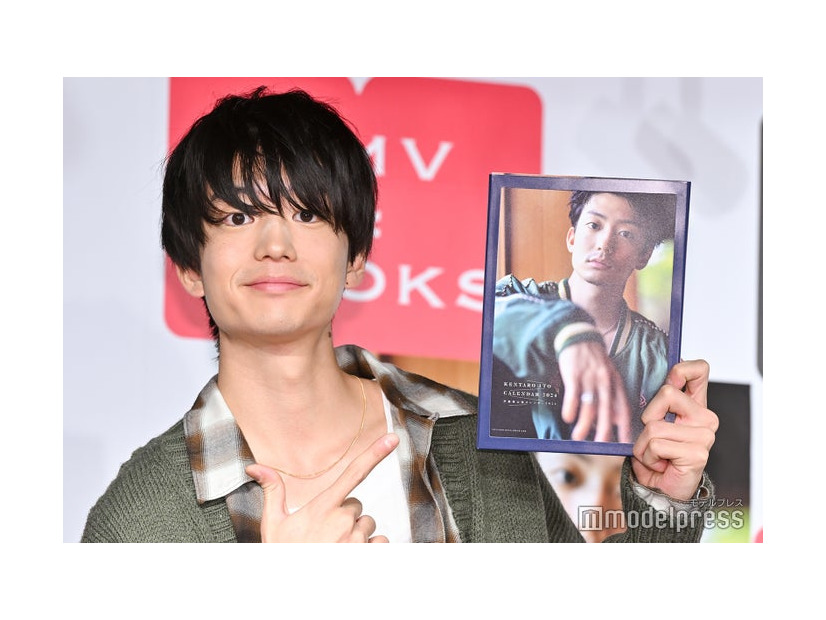 「伊藤健太郎カレンダー2024」の発売記念会見に出席した伊藤健太郎（C）モデルプレス