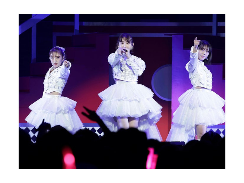 「純愛のクレッシェンド」高橋みなみ、小嶋陽菜 、峯岸みなみ「ノースリーブス15th Anniversary Live」（提供写真）