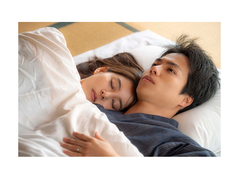 新木優子、重岡大毅「単身花日」第7話より（C）テレビ朝日