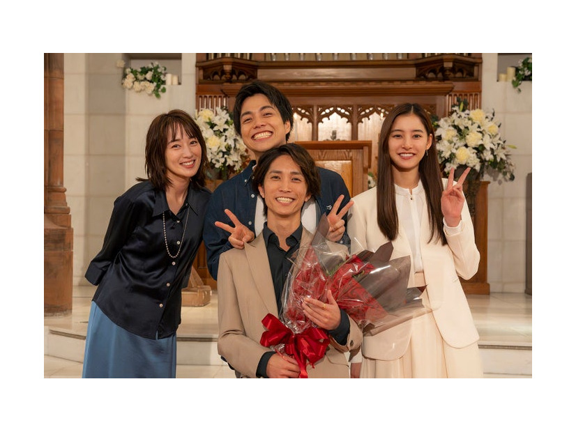 （後列左から）高梨臨、重岡大毅、新木優子（前列）田中樹（C）テレビ朝日