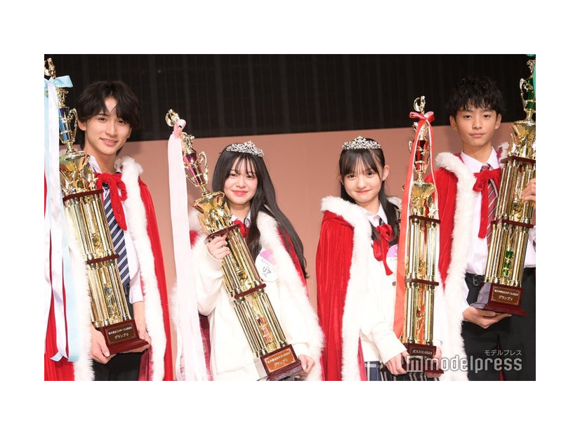 グランプリを受賞した植野花道くん、リアさん、みおさん、竹内琉斗くん（C）モデルプレス