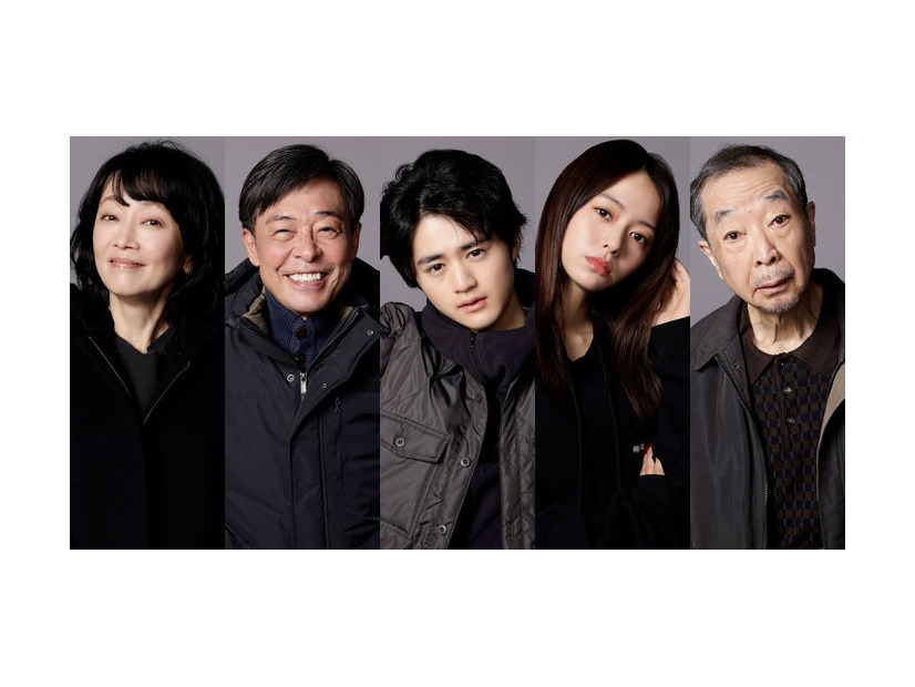 （左から）麻生祐未、光石研、鈴鹿央士、山本舞香、綾田俊樹（C）「闇バイト家族」製作委員会