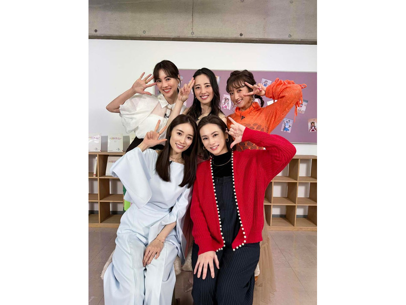（後列左から）安座間美優、沢井美優、小松彩夏（前列左から）泉里香、北川景子（C）CBCテレビ
