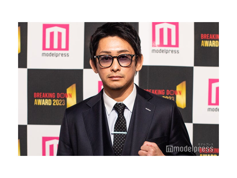モデルプレスのインタビューに応じた啓之輔（C）モデルプレス