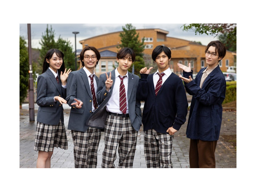林芽亜里、檜山光成、中村嶺亜、菅田琳寧、渡辺翔太（C）八寿子／小学館／「先生さようなら」製作委員会