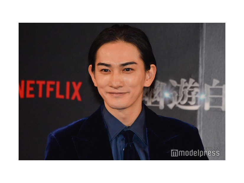 髪を一つに束ねた姿がセクシーな町田啓太（C）モデルプレス