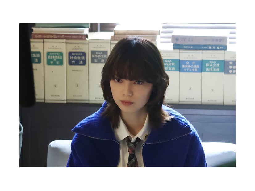 平手友梨奈「うちの弁護士は手がかかる」第10話より（C）フジテレビ