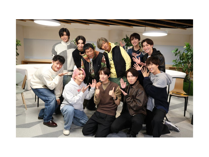 （上段左から）目黒蓮、ラウール、明石家さんま、木村拓哉、深澤辰哉、渡辺翔太（下段左から）岩本照、佐久間大介、向井康二、宮舘涼太、阿部亮平（C）フジテレビ