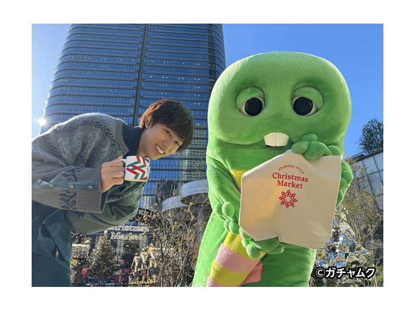 （左から）阿部亮平、ガチャピン（C）フジテレビ
