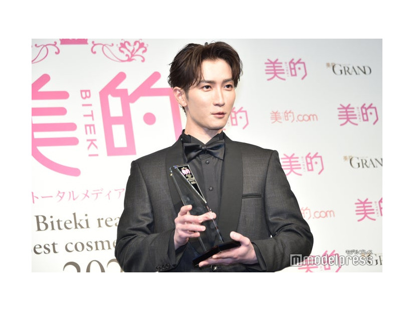 「トロフィーの持ち方合ってます？」と確認する渡辺翔太（C）モデルプレス