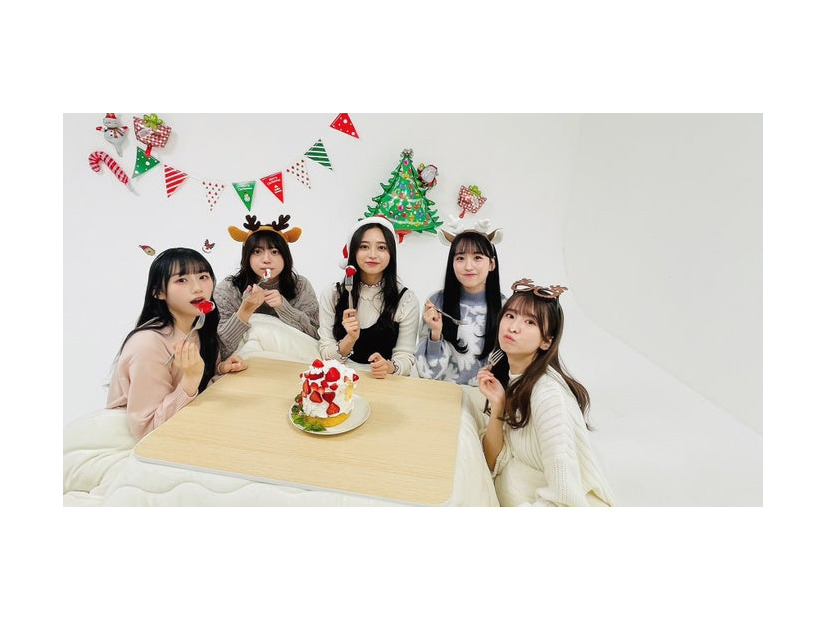 クリスマスパーティーをする川崎桜、冨里奈央、井上和、一ノ瀬美空、菅原咲月（提供写真）