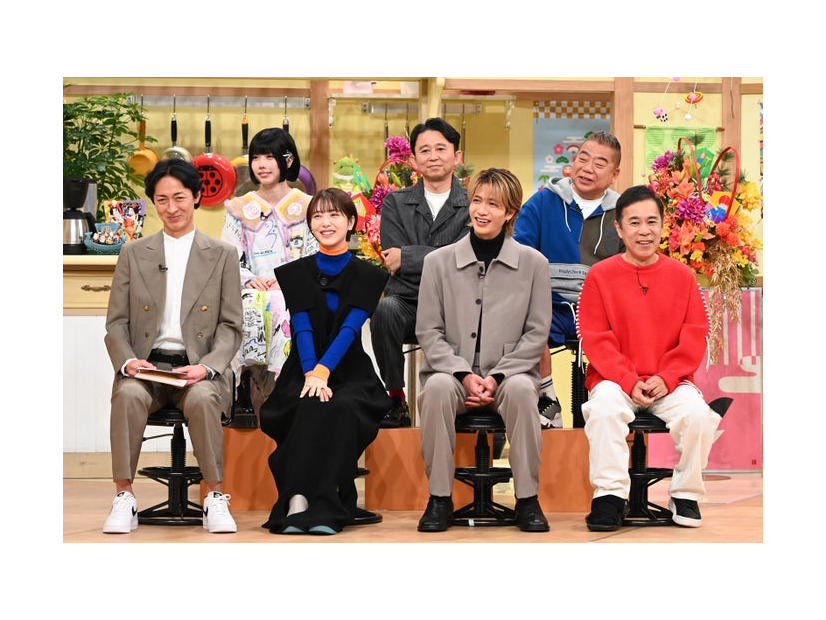 （後列左から）あの、有吉弘行、出川哲朗（前列左から）矢部浩之、浜辺美波、志尊淳、岡村隆史（C）日本テレビ