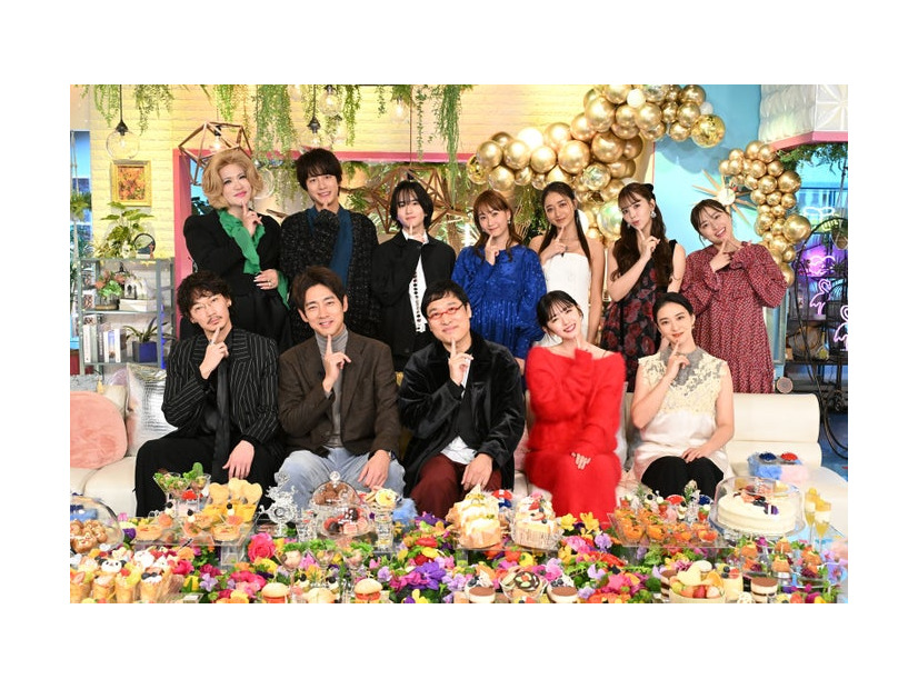 （後列左から）IKKO、溝端淳平、板垣李光人、藤本美貴、みちょぱ、藤田ニコル、丸山礼（前列左から）綾野剛、小泉孝太郎、山里亮太、鈴木愛理、武井咲（C）テレビ朝日