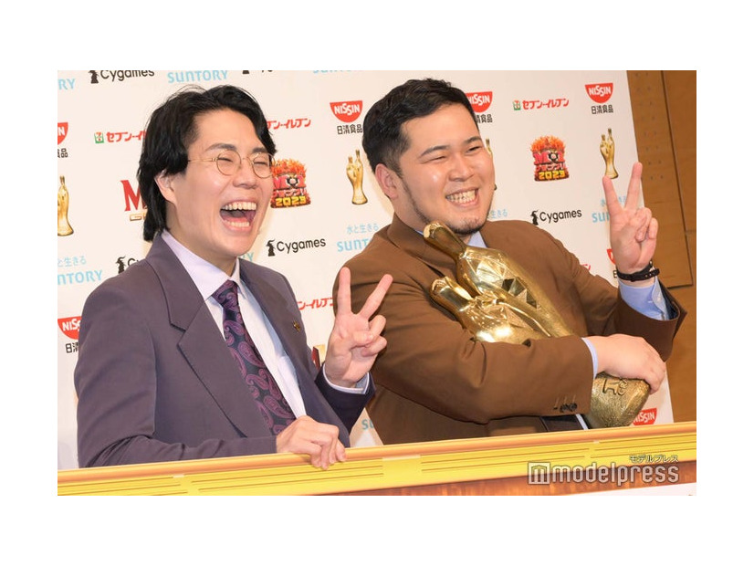 「M-1グランプリ2023」第19代チャンピオン・令和ロマン／高比良くるま、松井ケムリ（C）モデルプレス