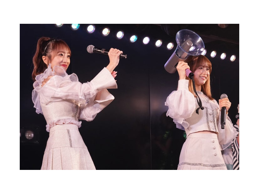 （左から）向井地美音、倉野尾成美「AKB48劇場大晦日公演～年忘れアイドルの歌2023～」（C）AKB48