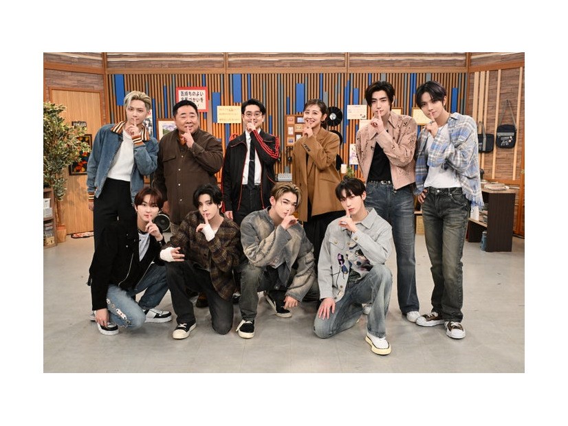 （左上から時計回りに）JAY、塚地武雅、ハマ・オカモト、斎藤ちはるアナ、SUNGHOON、HEESEUNG、SUNOO、NI-KI、JAKE、JUNGWON（C）テレビ朝日