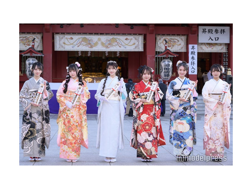「AKB48二十歳のつどい」記念撮影会に参加した（左から）成⽥⾹姫奈、佐藤美波、千葉恵⾥、⽥⼝愛佳、⽔島美結、太⽥有紀（C）モデルプレス