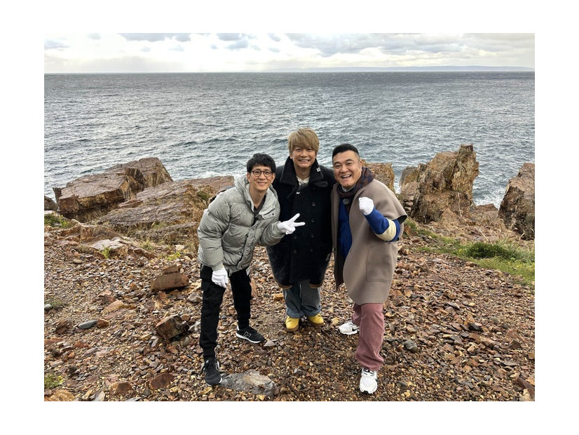 （左から）柴田英嗣、香取慎吾、山崎弘也（C）カンテレ