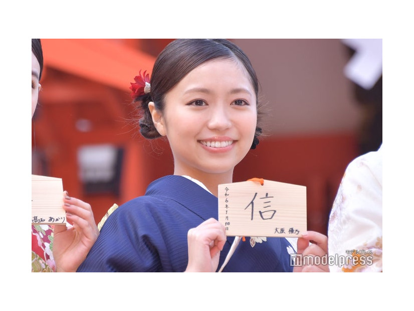 直筆の絵馬を紹介する大原優乃（C）モデルプレス
