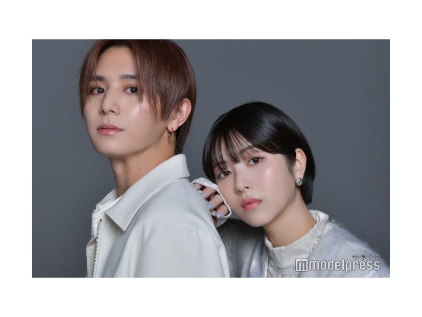 モデルプレスらのインタビューに応じた山田涼介、浜辺美波（C）モデルプレス