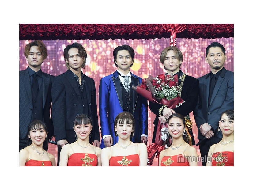 舞台「Endless SHOCK」2018回公演カーテンコールに登場した（左から）中山優馬、上田竜也、佐藤勝利、堂本光一、今井翼（C）モデルプレス