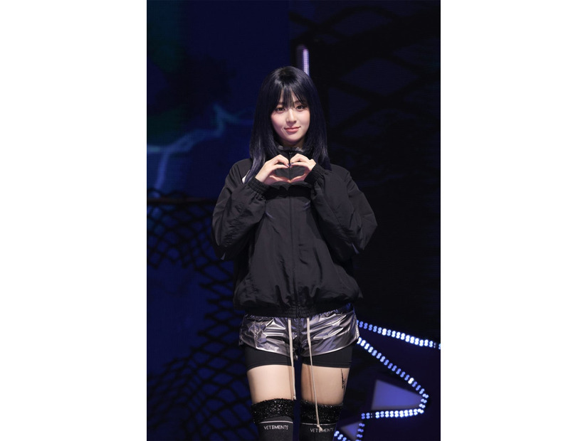 HUH YUNJIN（P）&（C） SOURCE MUSIC