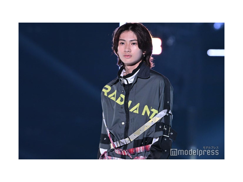 黒髪の市村優汰（C）モデルプレス