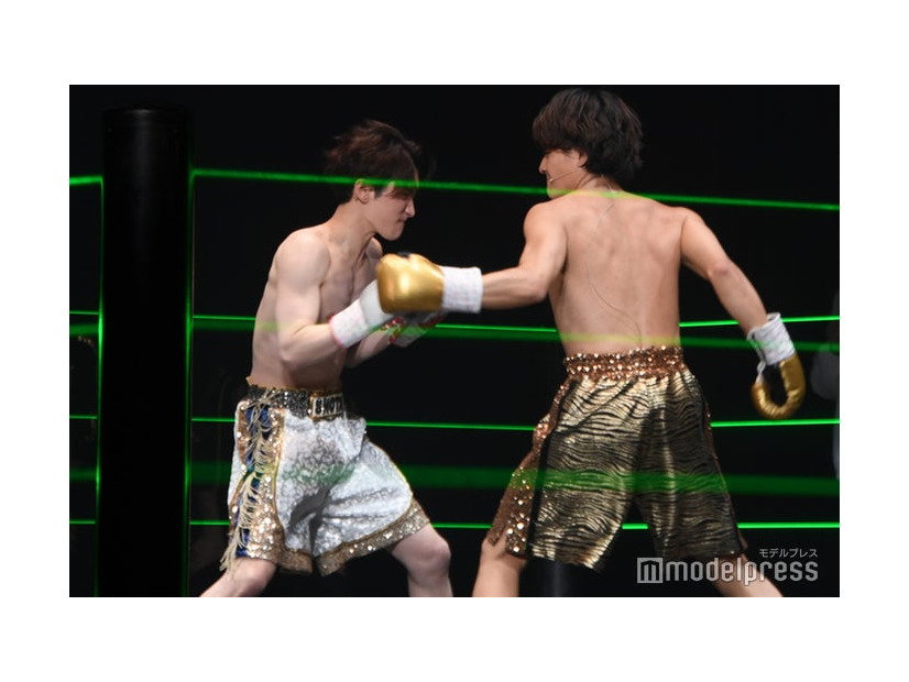 激しく闘い合う渡辺翔太、森本慎太郎／ゲネプロより（C）モデルプレス