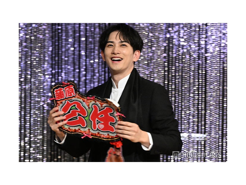 ネームボードを持って笑顔を見せる町田啓太（C）モデルプレス