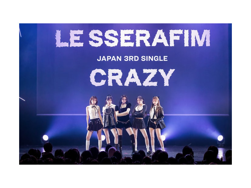 LE SSERAFIM／（左から）KIM CHAEWON、HONG EUNCHAE、HUH YUNJIN、KAZUHA、SAKURA（P）＆（C）SOURCE MUSIC