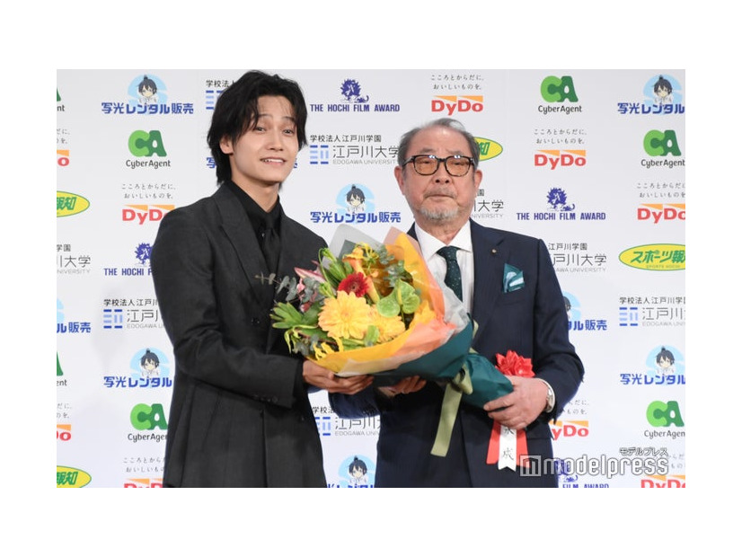 サプライズに駆けつけた佐野晶哉、驚く平泉成（C）モデルプレス
