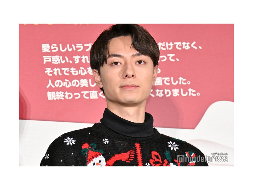 なるべく歯を見せないようにしていた作間龍斗（C）モデルプレス